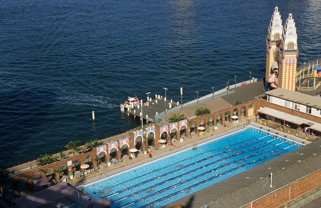 North Sydney Olympic Pool, Australien, Sydney, North Sydney Olympic Swimming Pool from the bridge