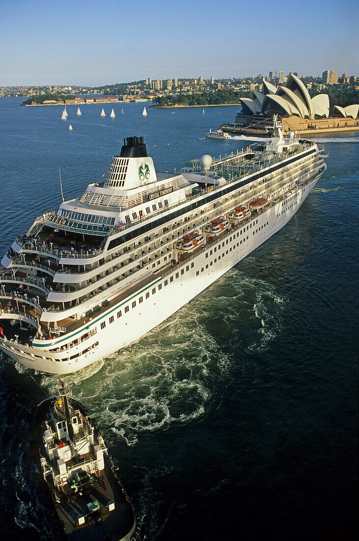 Kreuzfahrtschiff von Harbour Bridge, Sydney Opera House, Architekt Jørn Utzon, Sydney, Sydney Harbour, New South Wales, Australien