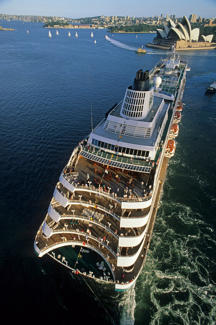 Cruise Ship from Sydney Harbour Bridge, Australien, NSW, Sydney, Kreuzfahrtschiff von Harbour Bridge