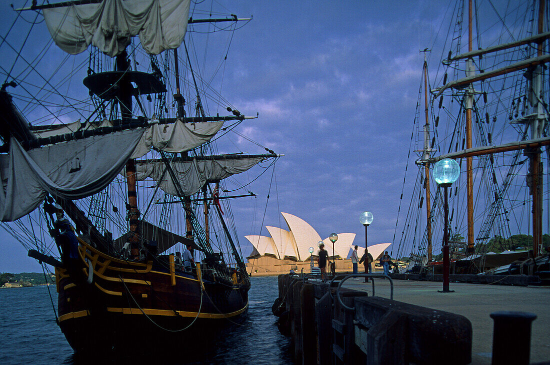 Sydney Opera House and sailing ship, Sydney Opera House, architevt Jørn Utzon, Sydney, Sydney Harbour, New South Wales, Australia
