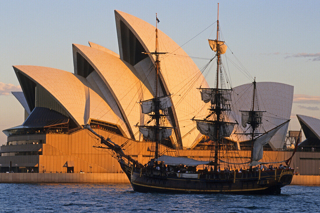 Sydney Opera House und Segelschiff am Abend, Sydney Opera House, Sydney, Sydney Harbour, New South Wales, Australien