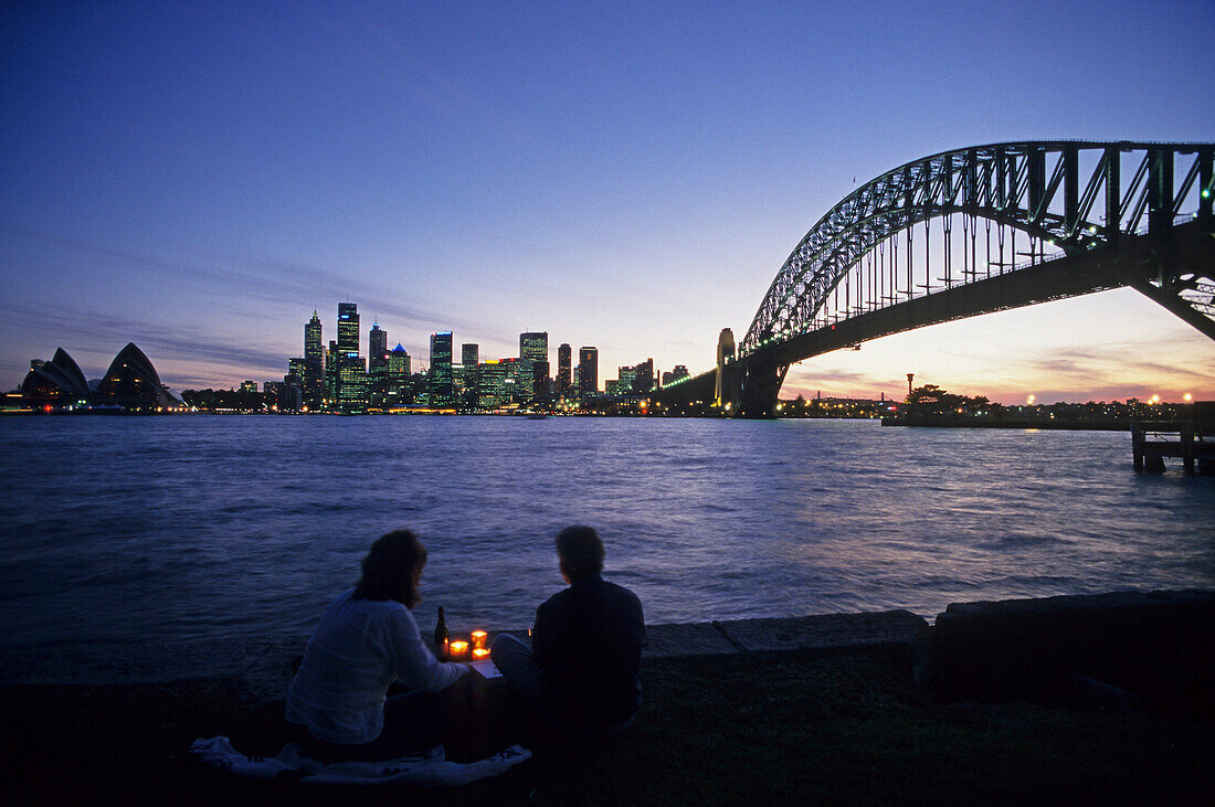 Romantic evening on Sydney Harbour, Australien, Sydney Harbour Bridge, Abendlicht. Harbour Bridge, after sunset