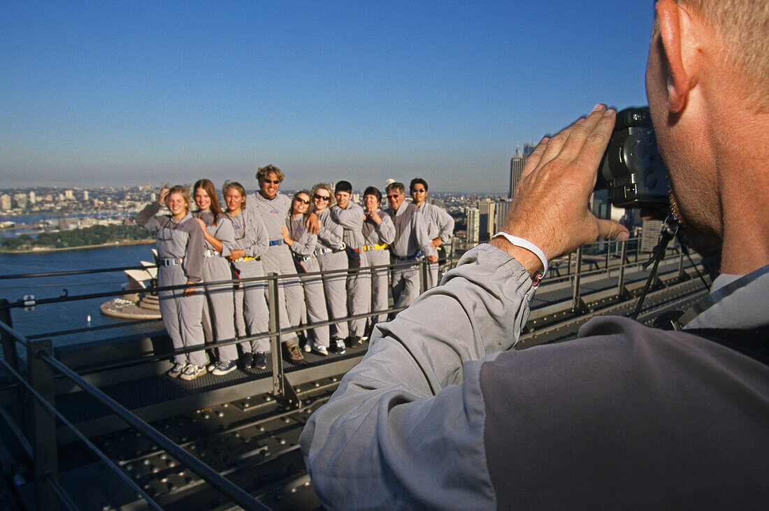 Bridgeclimb. Sydney Harbour Bridge., Australien, NSW, Harbour Bridge Tour. Bruecken-Tour, Official Bridgeclimb tour, Tourists are taken on a walk along the steel girders of the arched bridg, Each wears a special pocketless overall and secure shoes, They a