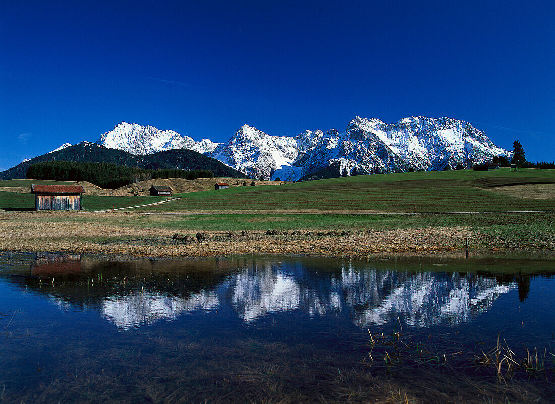 Werdenfelser Land mit Karwendel zwischen Garmisch-Partenkirchen und Mittenwald, Bayerische Alpen, Deutschland