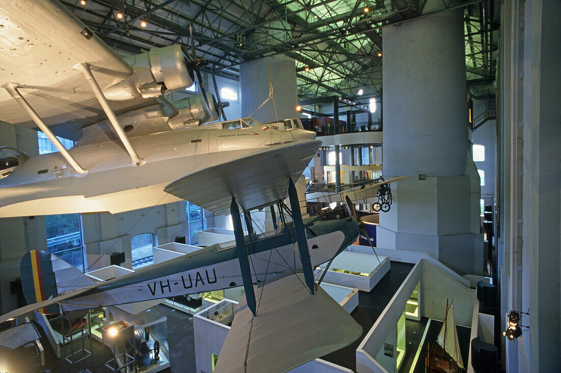 Aircraft in Powerhouse Museum, Sydney, Australien NSW, Powerhouse Museum, Ultimo, exhibits Australian inventions and achievements, Aircraft hang under the roof, Hands-on museum near the fish market