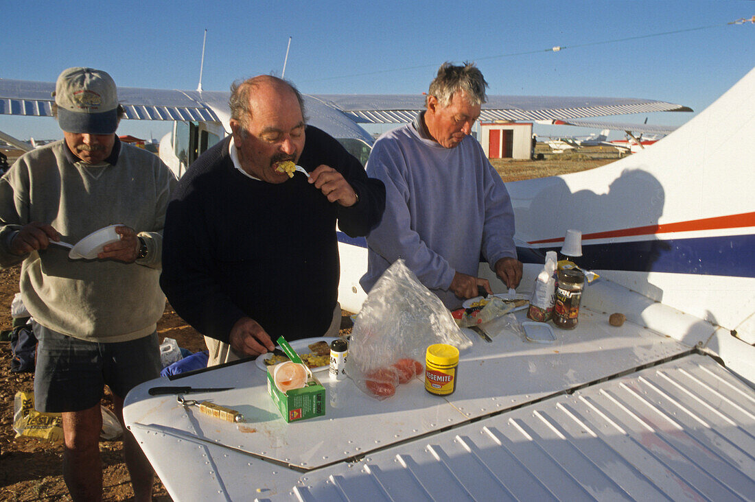 Breakfast at Birdsville horse race, Queensland, Birdsville, light aircraft fly in for the annual outback horse race, and the airstrip becomes a campground, here having breakfast, Outback Pferderennen, wo viele Besucher hinfliegen, der Flugplatz ist auch d