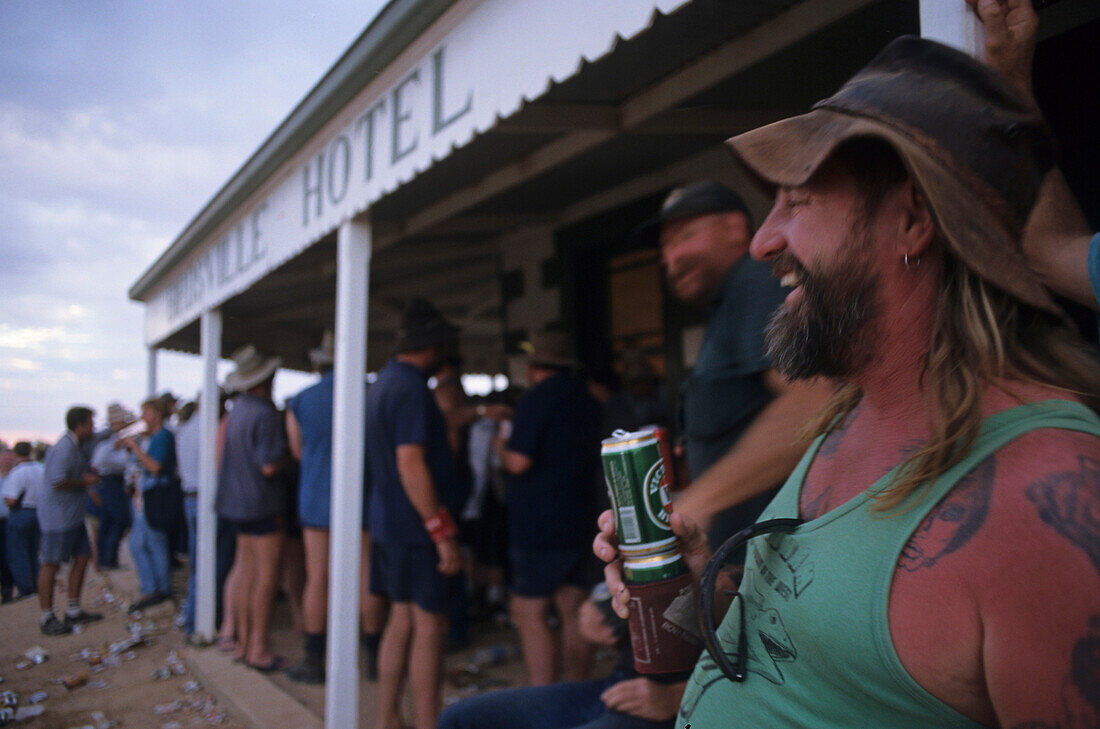 Drinking at the famous Birdsville Pub, race weeken, Australien, Queensland, Birdsville Hotel, drinking weekend