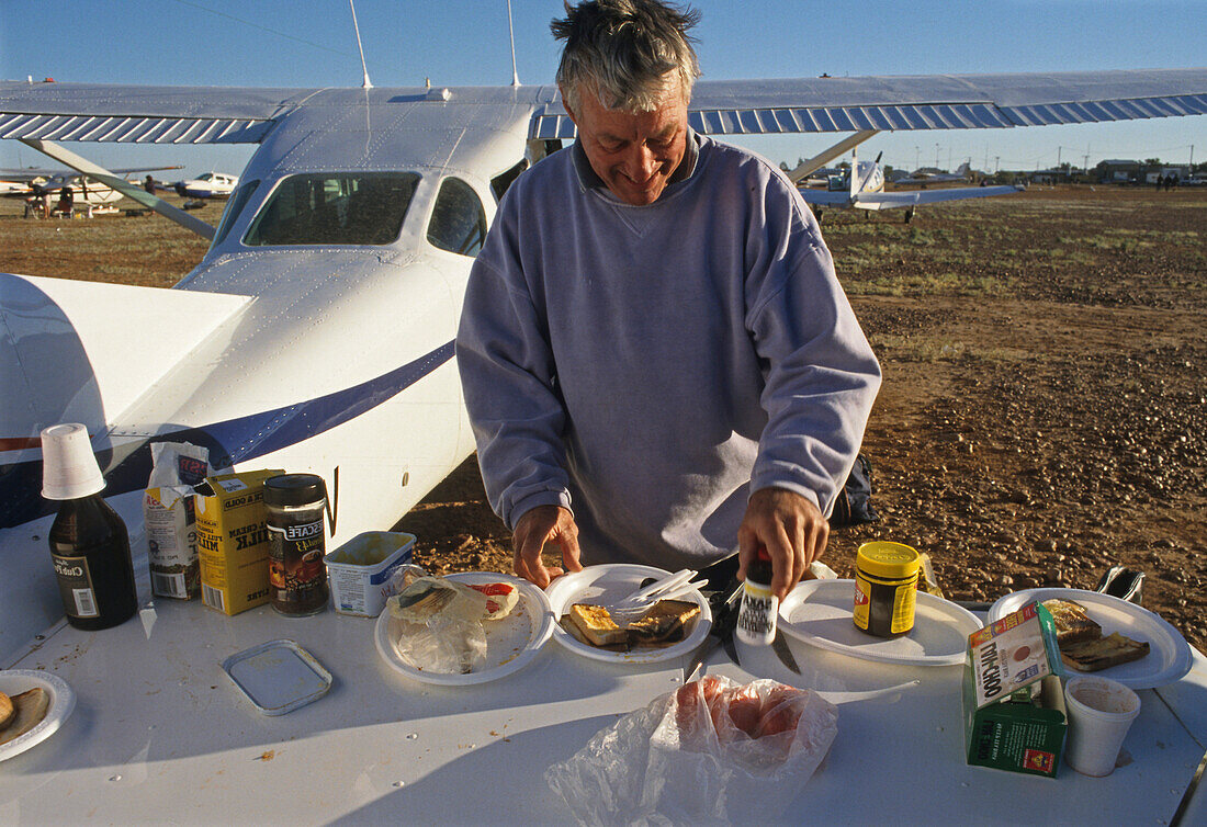 Planes at Birdsville horse race, Queensland, Birdsville, light planes fly in for the annual outback horse race, Besucher, Flugfeld, Pferderennen