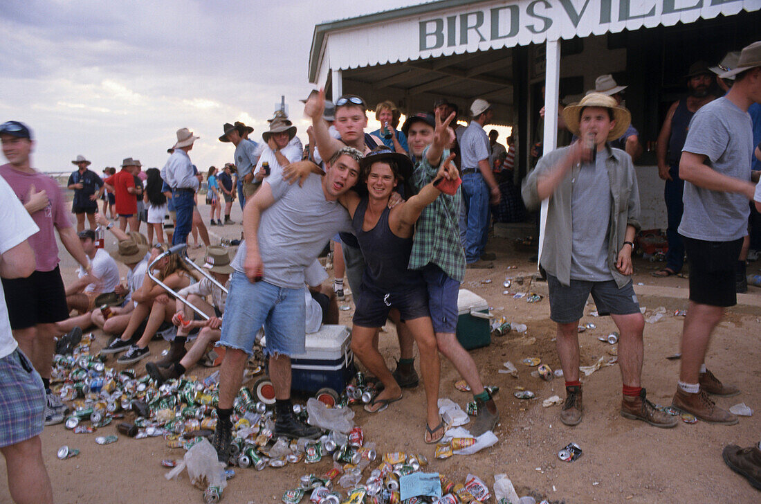 Drinking at Birdsville Pub, race weekend, Australien, Queensland, drinking at Birdsville pub at annual Birdsville races in outback