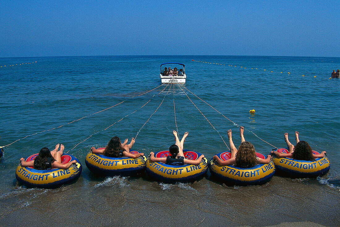 Tubing, Wassersport Ringe am Strand von Faliraki, Insel Rhodos, Dodekanes, Ägäis, Griechenland