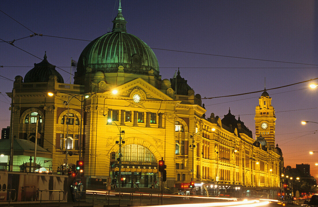 Stadtzentrum und Bahnhof Flinders Street am Abend, (1899), Melbourne, Victoria, Australien