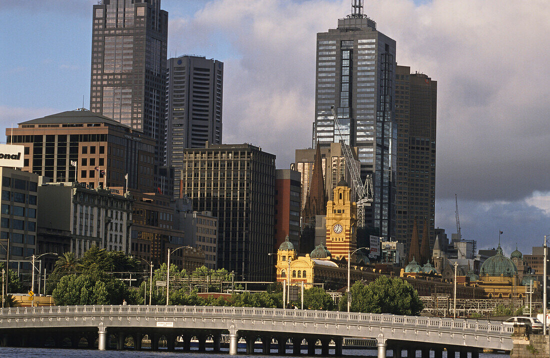 Stadtzentrum mit Brücke über Yarra Fluss,  Melbourne, Victoria, Australien