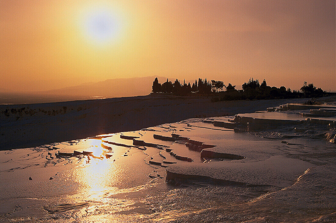Sonnenuntergang an den Sinterterrassen von Pamukkale, Denizli, Türkei