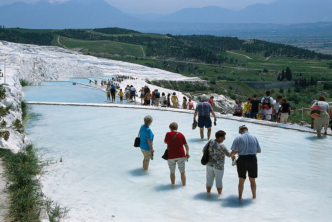 Touristen, Sinterterrassen, von Pamukkale Türkei