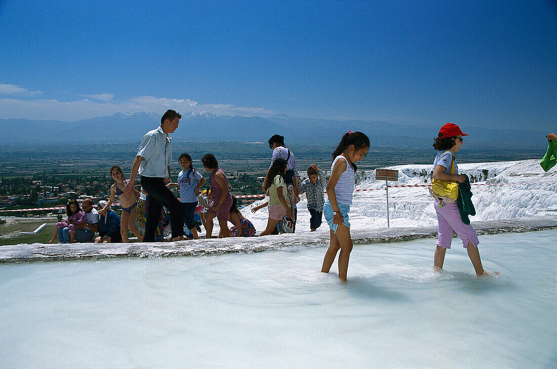 Touristen, Sinterterrassen, von Pamukkale Türkei