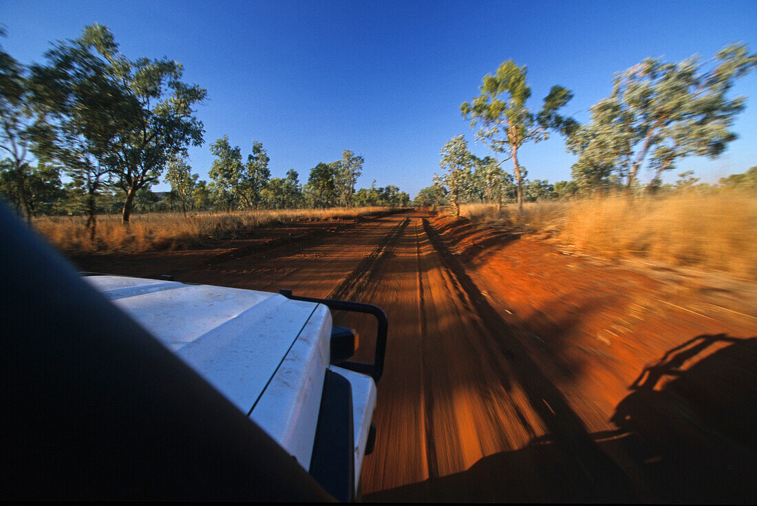Four wheel drive on red track, red centre, Australia, Four wheel drive tour on red sandy track, Allrad tour, Sandpiste