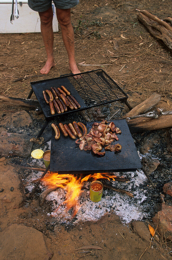 Open camp-fire, Australien, Cooking on open camp-fire at a bush camp, Kochen am Lagerfeuer