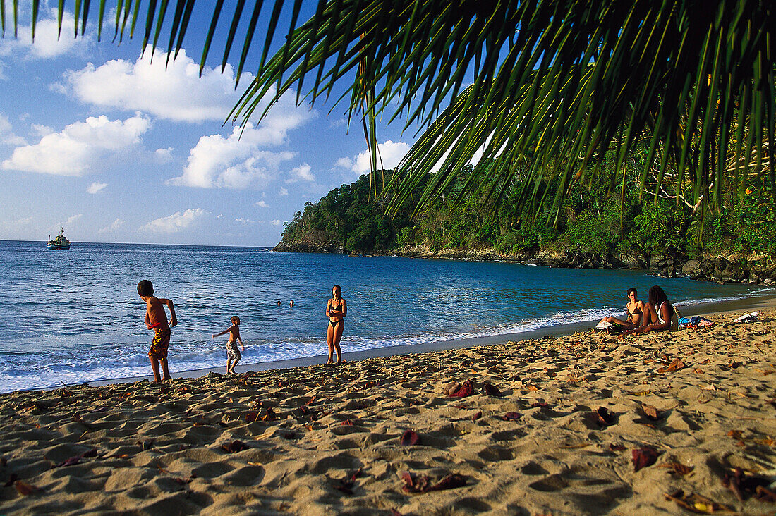 Leute am Sandstrand, Englishman Bay, Nordküste von Tobago, West Indies, Karibik