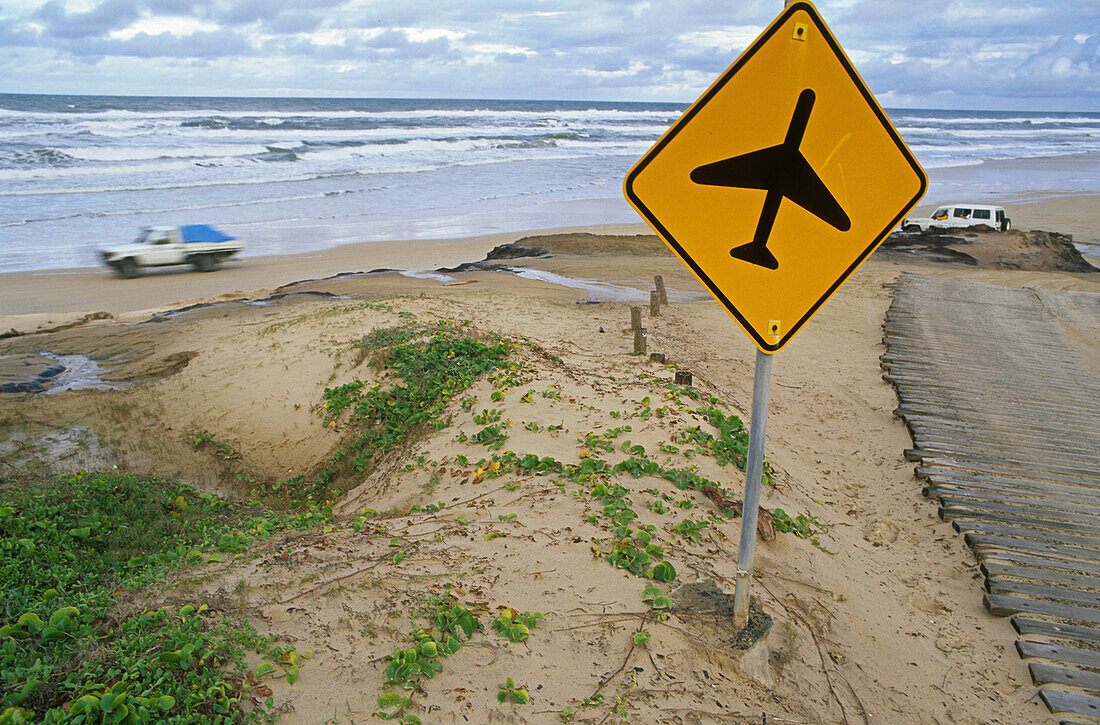 Warnschild dass Flügzeuge haben Vorfahrt am Strand von Fraser Island, Fraser Island, Australien