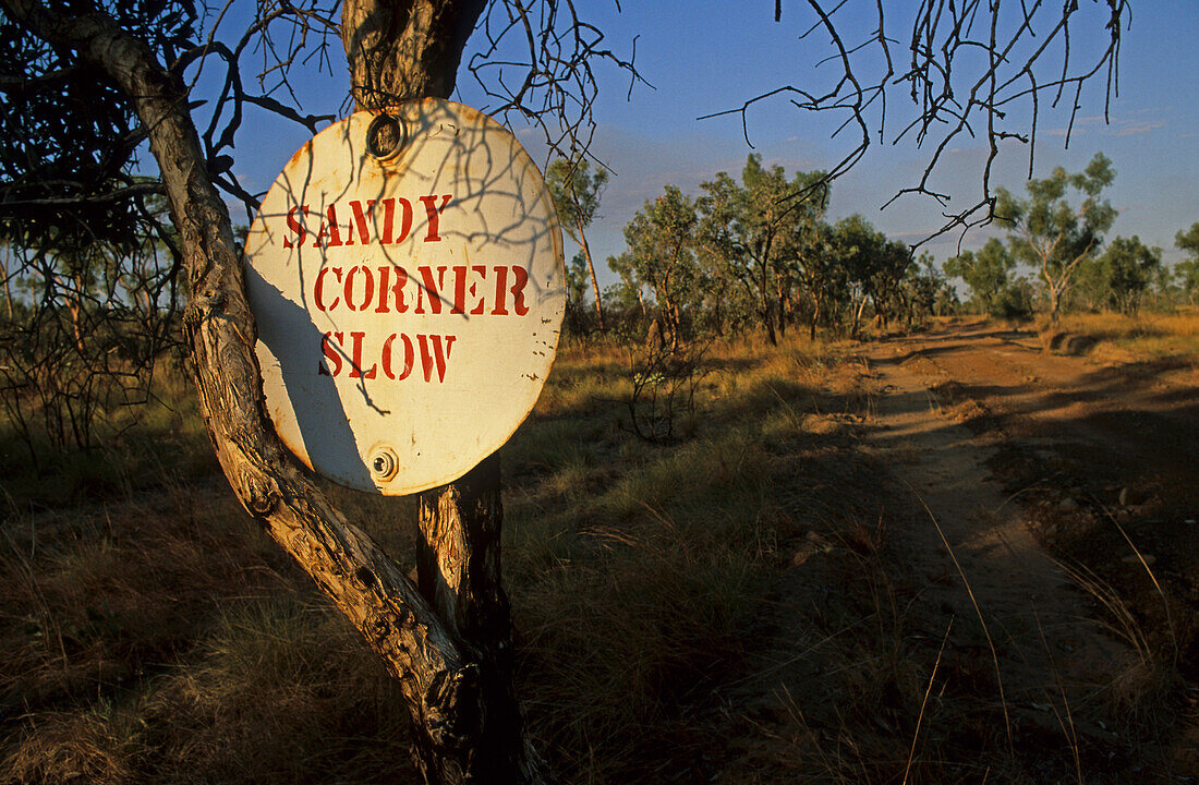 Warning sign on sandy track, Australien, Australia, outback sign warning of sandy corner, handmade, Warnschild am Schotterpiste