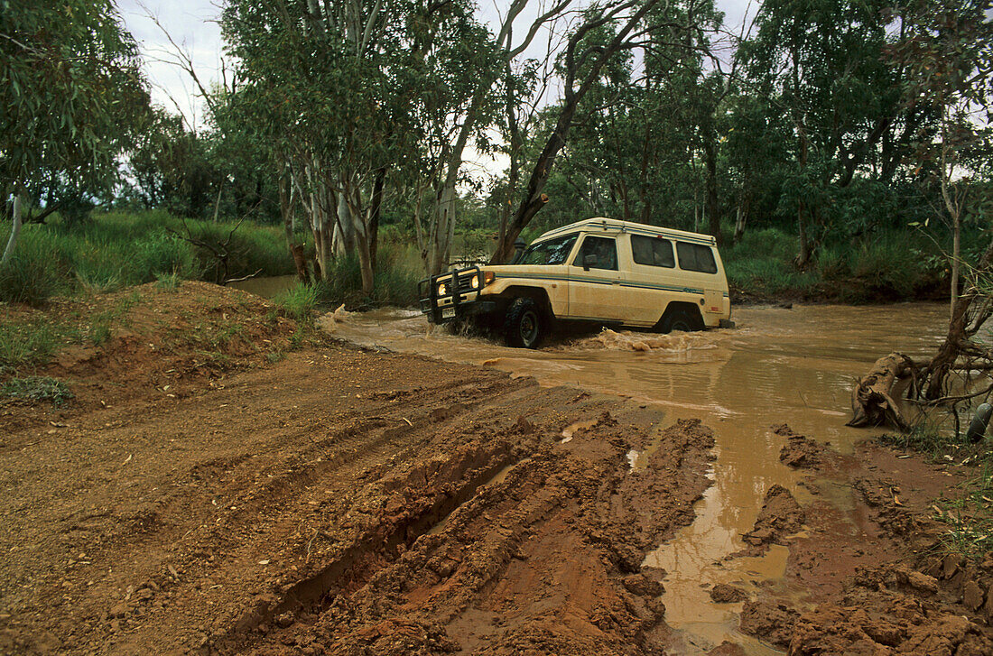 Flussüberquerung im Geländewagen vor Mount Dare und Simpson Wüste, Quensland, Australien