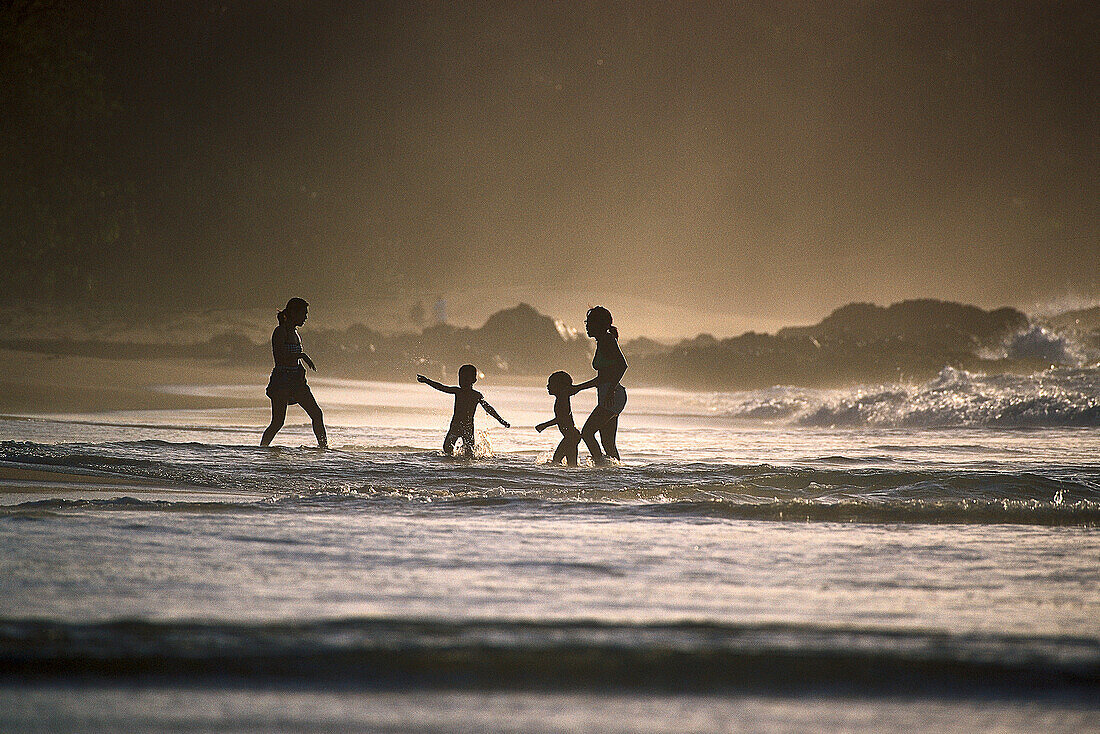 Sandstrand bei Black Rock, Frauen mit Kindern, Nordküste von Tobago, West Indies, Karibik