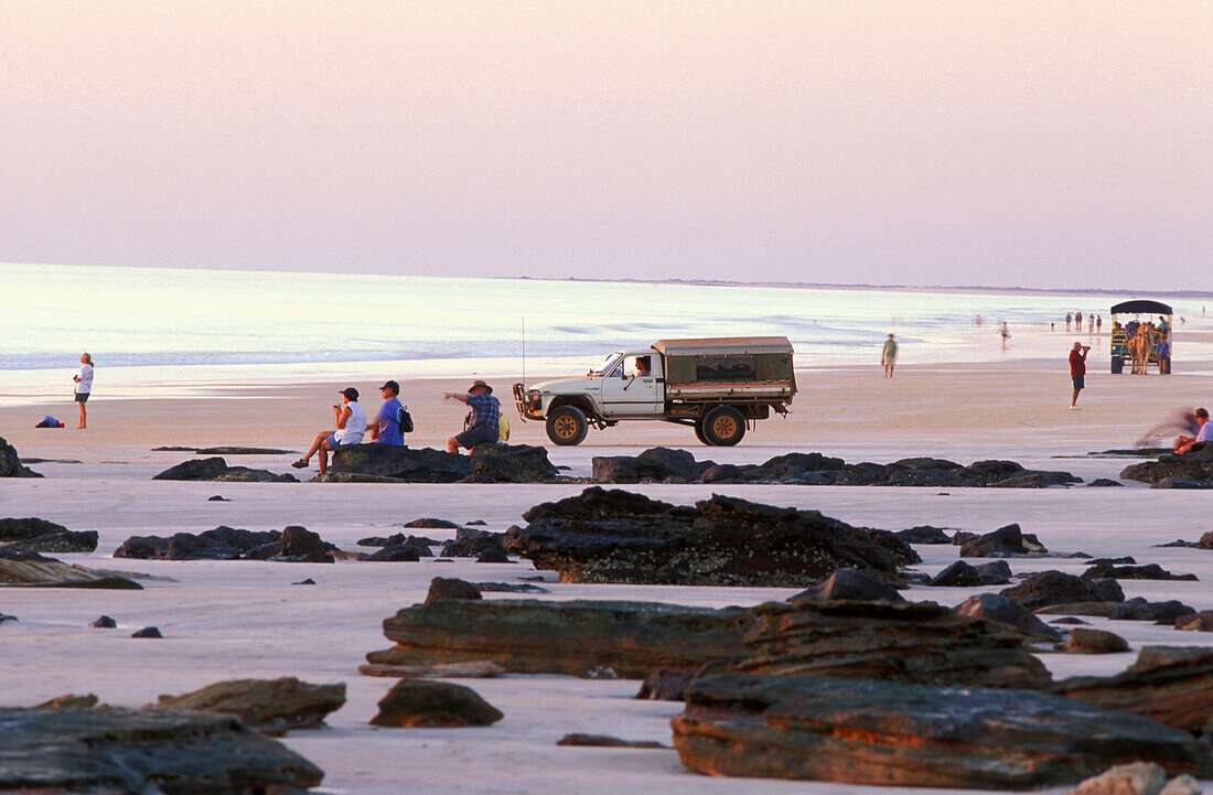 Menschen beobachten Sonnenuntergang, Sonnenuntergang, Cable Beach, Broome, Westaustralien, Australien