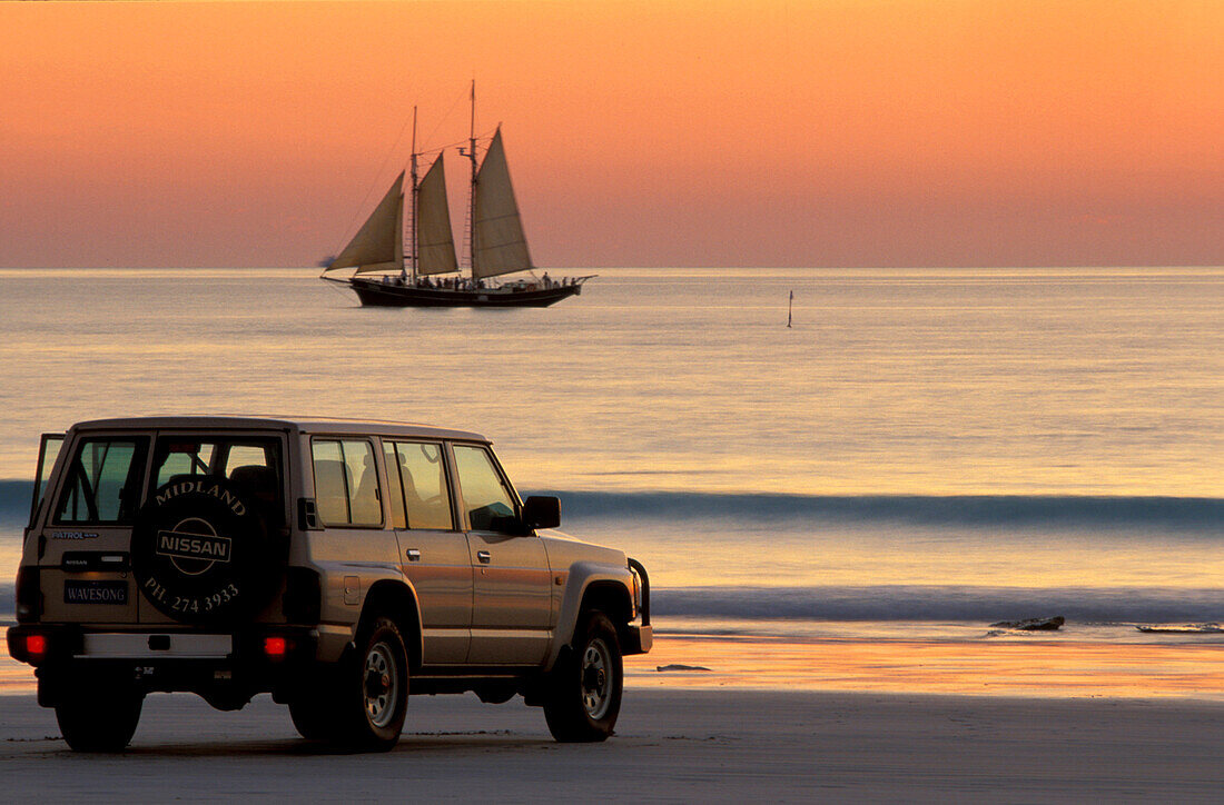Ein Auto und Segelschiff am Abend, Sonnenuntergang, Cable Beach, Broome, Westaustralien, Australien