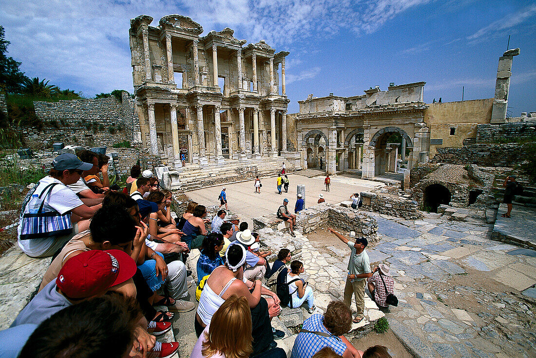Touristen mit Guide, Celsus Bibliothek, Antike Stadt Ephesus Türk. Ägäis, Türkei
