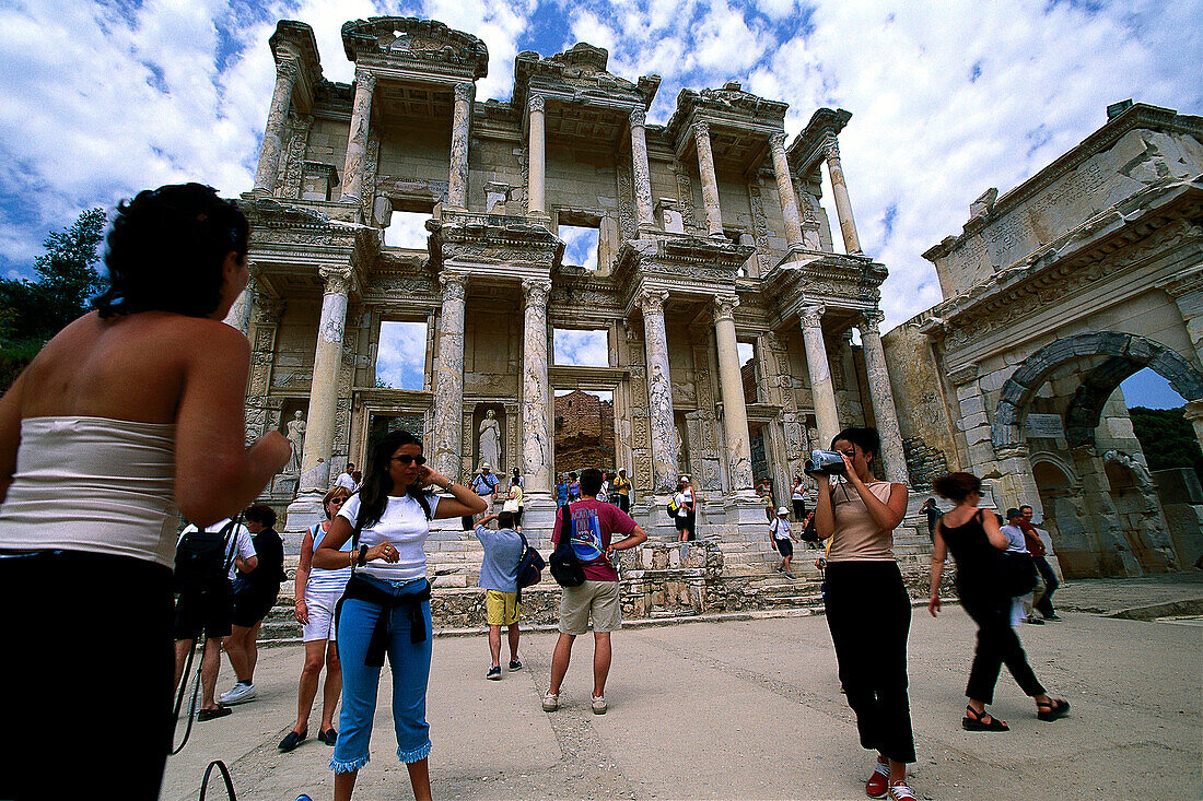 Touristinen vor Celsus Bibliothek, Antike Stadt Ephesus Tuerk. Aegaeis, Tuerkei