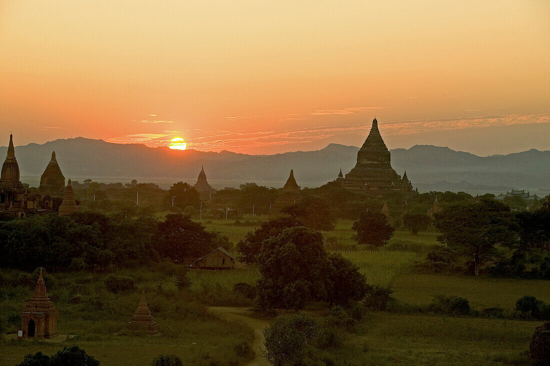 Sunset over the temples of Bagan, Sonnenuntergang ueber Pagan, Kulturdenkmal, Ruinenfeld von Pagoden, World Heritage