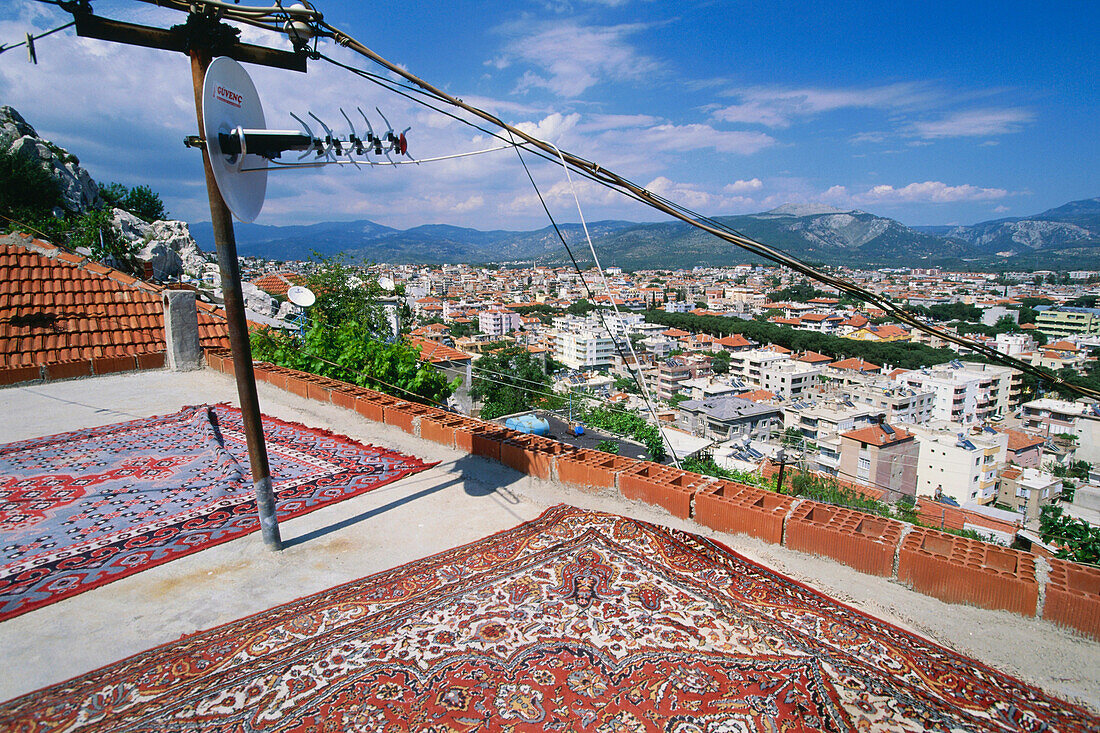 Dach über der Stadt Milas, Türkei