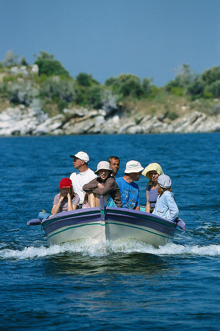 Boot mit Touristen, Bafa See, S/W-Tuerkei Tuerkei