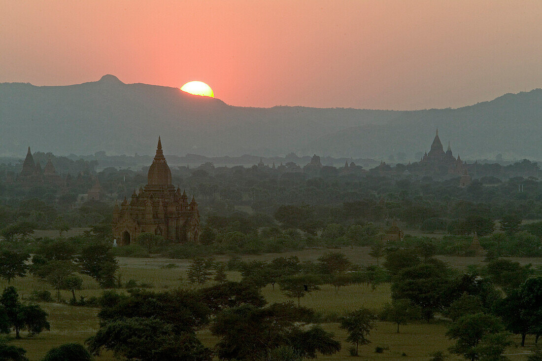 Sunset over the temples of Bagan, Sonnenuntergang, Ruinenfeld von Pagan, Kulturdenkmal von tausenden Ruinen von Pagoden