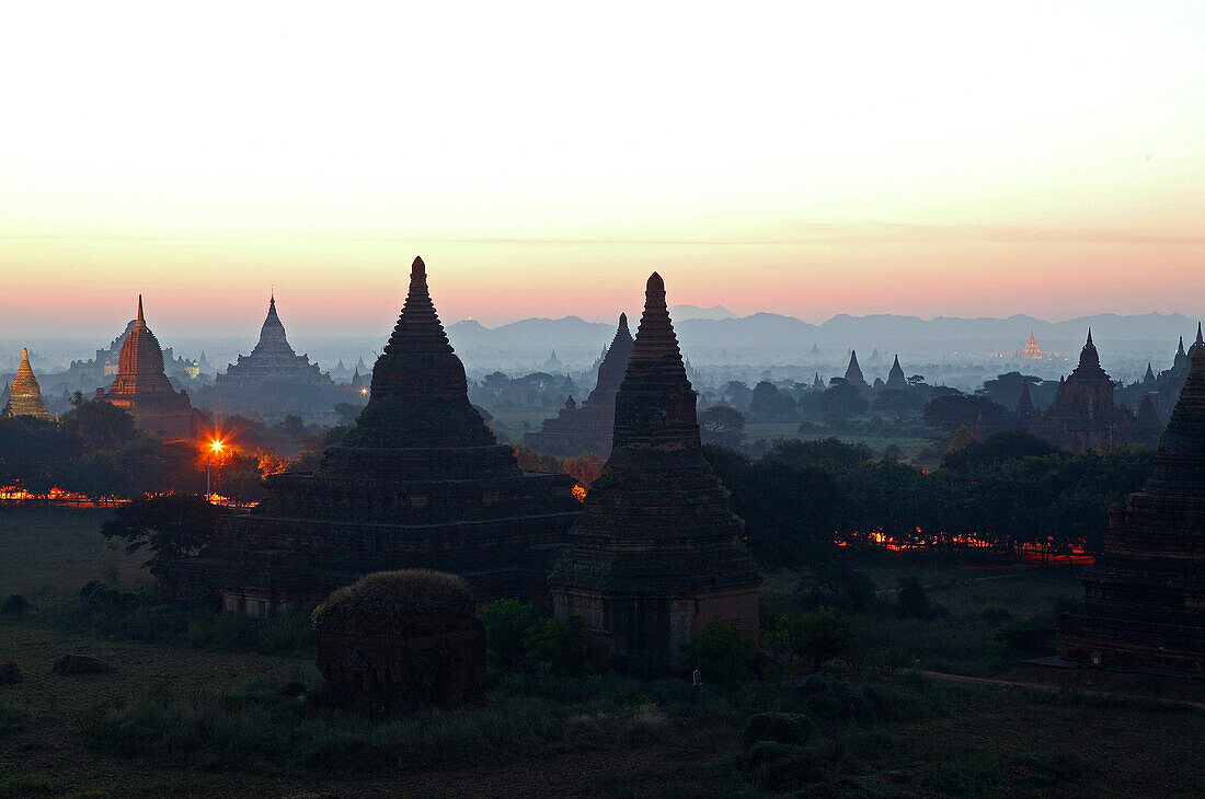 Sunset over the temples of Bagan, Sonnenuntergang ueber Pagan, Kulturdenkmal von tausenden Ruine von Pagoden, Ruinenfeld
