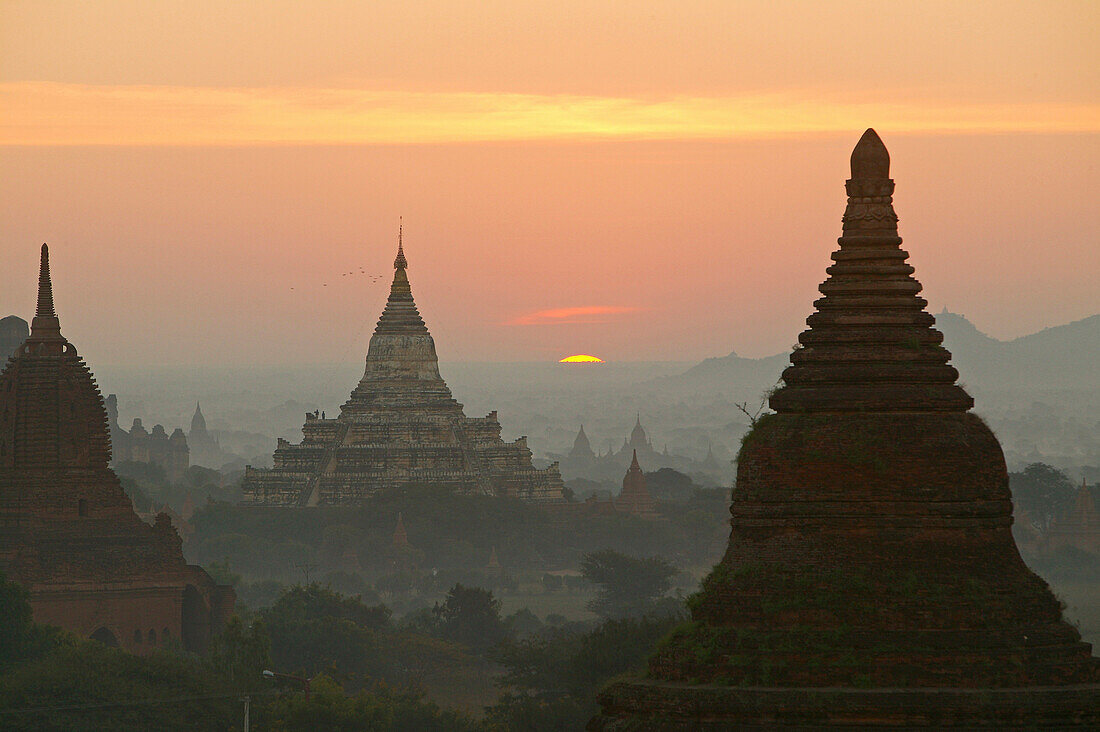 Sunset over the temples of Bagan, Sonnenuntergang ueber Pagan, Kulturdenkmal von tausenden Ruinen von Pagoden, Ruinenfeld