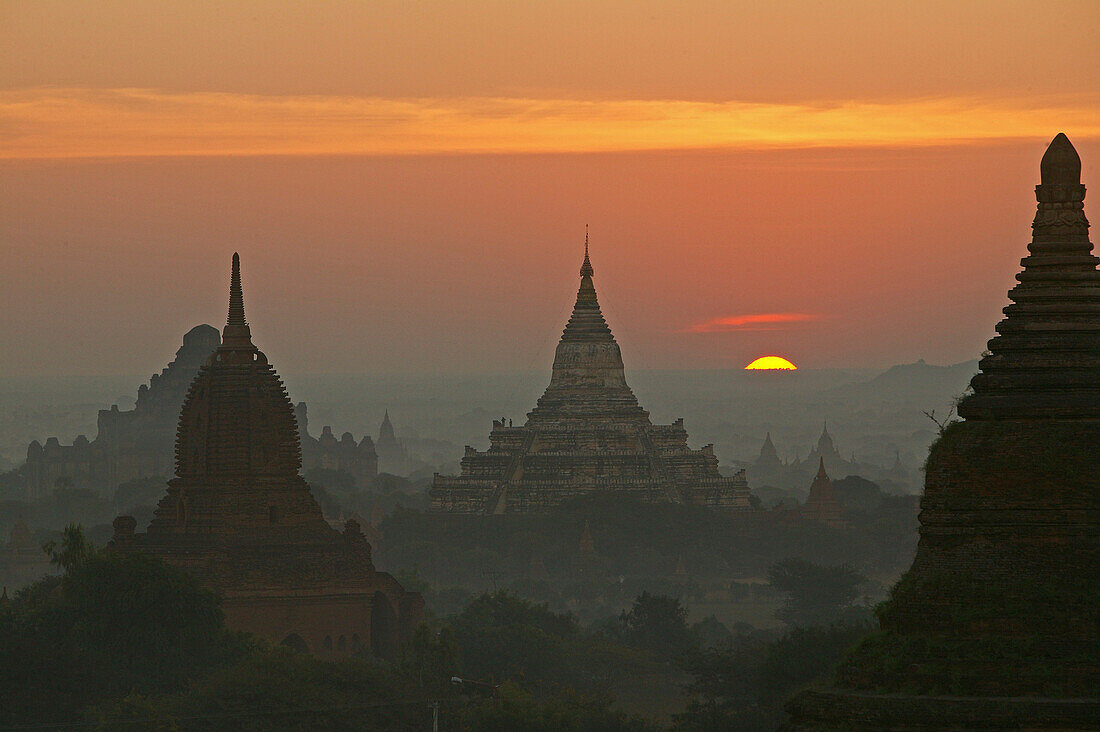 Sunset over the temples of Bagan, Stupas, Pagan, Myanmar, Burma, Asia