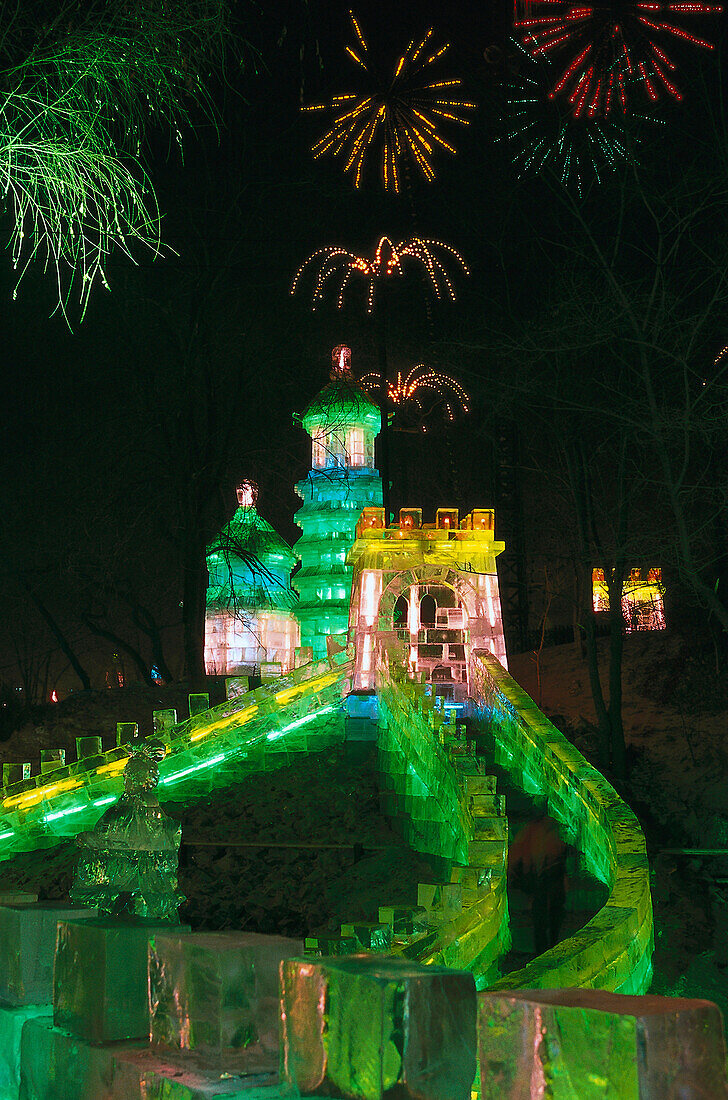 Eislaternenfestival, Eispalast, Harbin Zhaolong-Park, Harbin, Heilongjiang, Manjurei, China, Asien