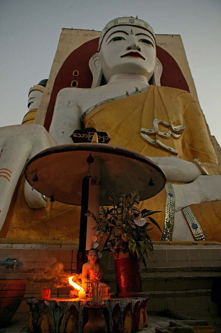 Shrine, Kyaik-pun Pagode, Bago, Vier 30 Meter hohe sitzende Buddhafiguren, Kyaikpun Pagoda is formed by four sitting Buddhas 30 metres high, small shrine with candle and incense offerings