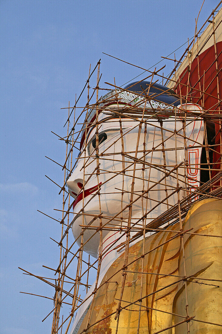 Kopf, Kyaik-pun Pagode, Bago, Head of Buddha statue, Vier 30 Meter hohe sitzende Buddhafiguren, Kyaikpun Pagoda is formed by four sitting Buddhas 30 metres high, bamboo scaffolding for restoration, Bambusgerust für Restaurierung