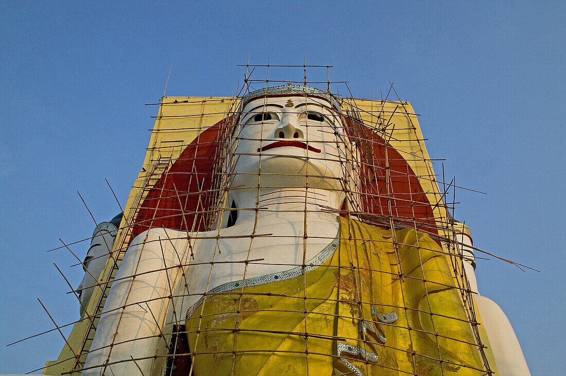 Kyaik-pun Pagode, Bago, Buddha Statue Vier 30 Meter hohe sitzende Buddhafiguren, Kyaikpun Pagoda is formed by four sitting Buddhas 30 metres high, bamboo scaffolding for restoration, Bambusgerust für Restaurierung