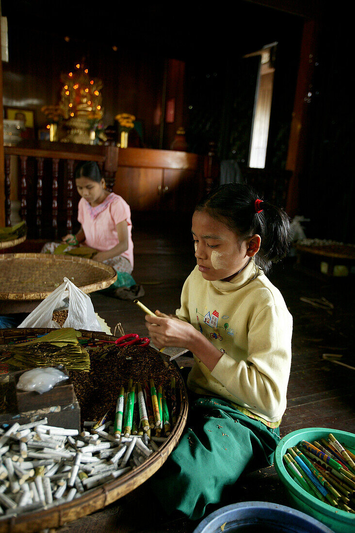 Girls in cigar factory, Bago, Maedchen rollen Zigarren in Fabrik, Bago Kinderarbeit, child labour