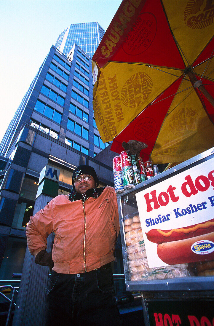 Verkäufer mit Hot Dog Imbiss, Manhattan, New York City, USA, Amerika