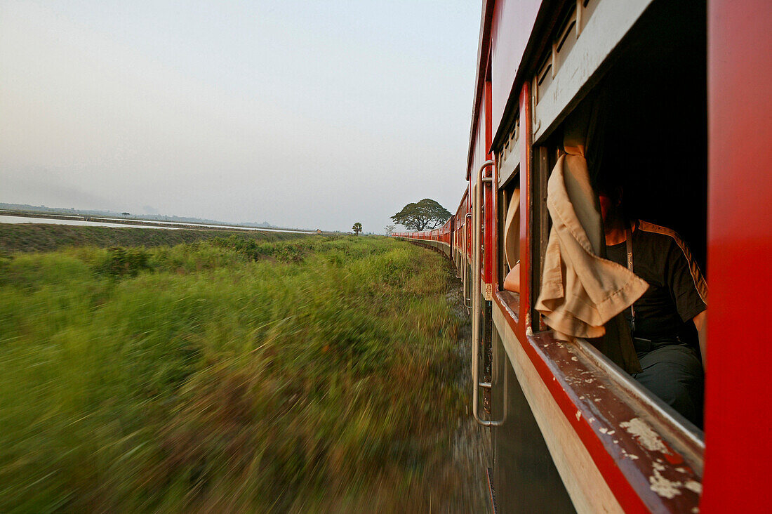 Night train on Yangon Mandalay route, Zugfahrt, Yangon, Mandalay Strecke, Bild aus dem Fenster in Kurve