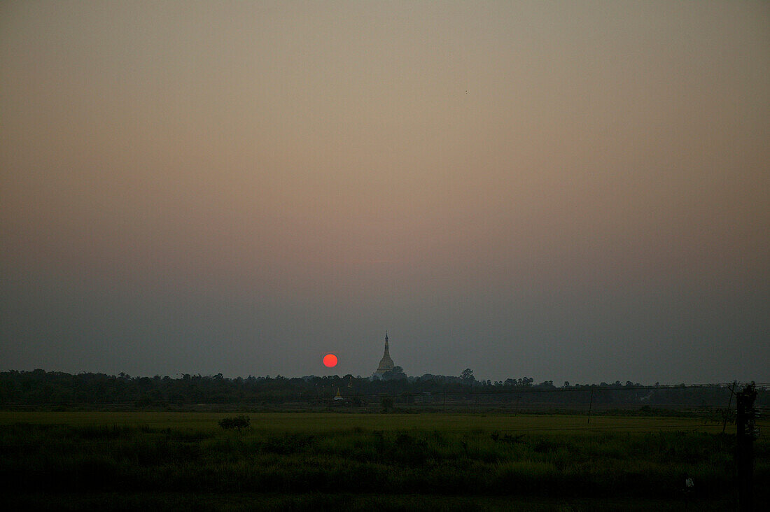 Red sunset, pagoda, night train, Roter Sonnenuntergang, Pagode, Zugfahrt Yangon, Mandalay Strecke, Bild aus dem Fenster