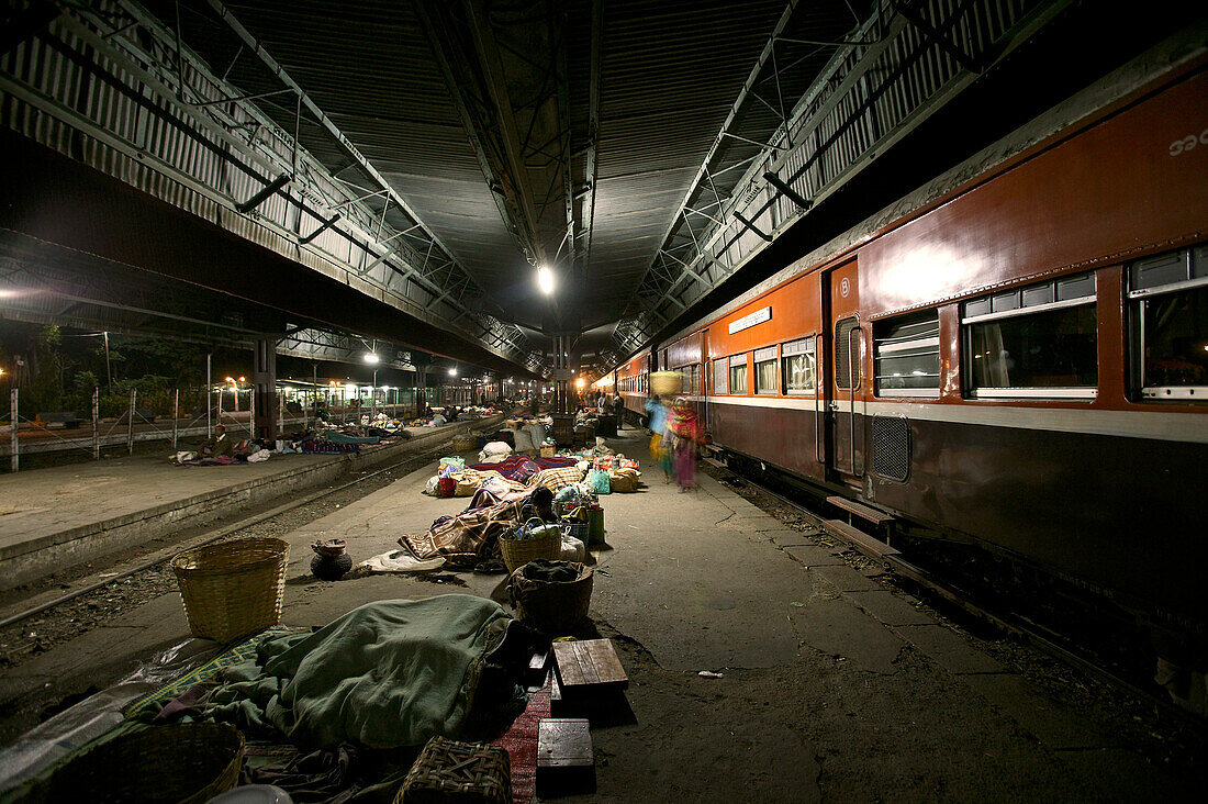 Night train, Thazi Railway station, Nachtzug, Zugfahrt Yangon, Mandalay Strecke, Thazi Bahnhof Waiting passengers sleep on the platform, Thazi Railway Station