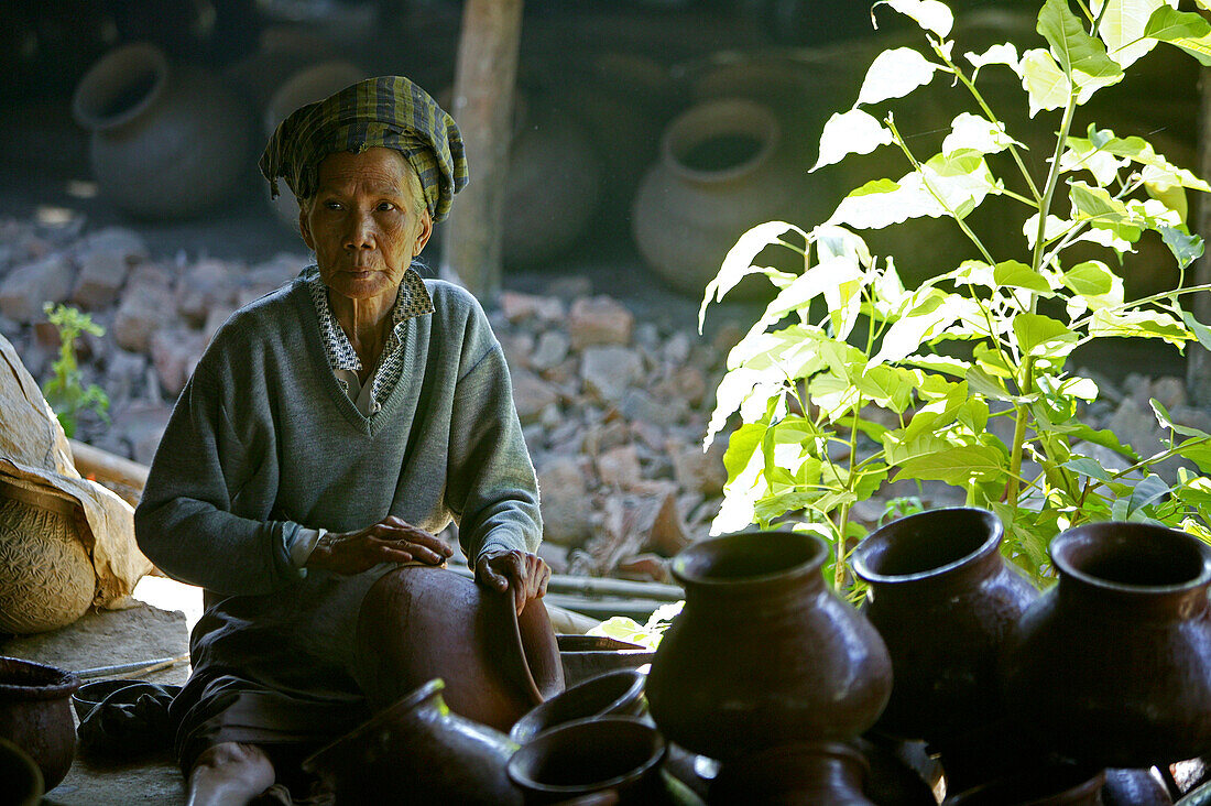 Teracotta pots, water pots, Toepferei Werkstatt, small family pottery business, hard manual labour, water vessels, Wasserkrug, Tonkrug