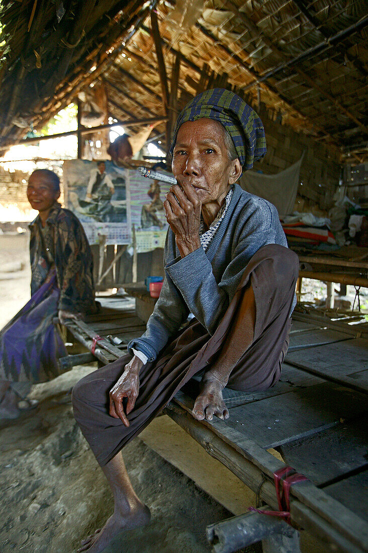 Grandma smokes a Burmese cigar, Alte Frau raucht eine Zigarre