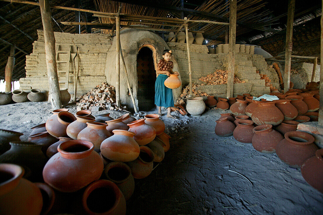 Terracotta pots, pottery workshop, Toepferei, Ofen in Werkstatt, small business pottery oven, Kinderarbeit