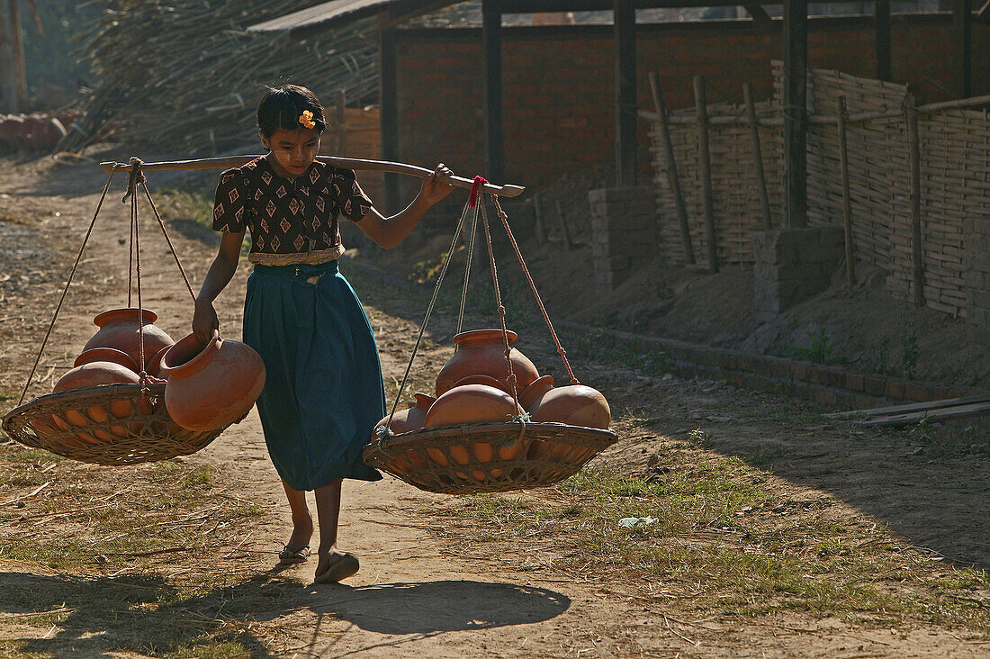 Girl carrying heavy terracotta pots, Toepferei Werkstatt, junges Maedchen traegt schwere Poette, small family pottery business, hard manual labour, Kinderarbeit, child labour